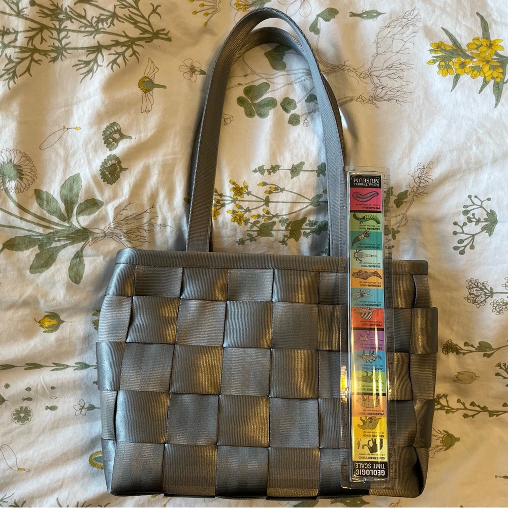Harvey’s seatbelt bag. Large tote. Silver/ gray. Very clean. - Picture 3 of 11